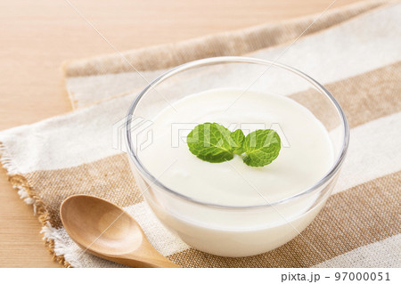 朝食にヨーグルトを食べる 朝食にヨーグルトを食べる 97000051