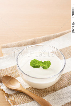 朝食にヨーグルトを食べる 朝食にヨーグルトを食べる 97000052