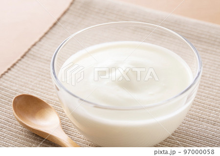 朝食にヨーグルトを食べる 97000058