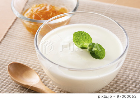 朝食にヨーグルトを食べる 朝食にヨーグルトを食べる 97000065