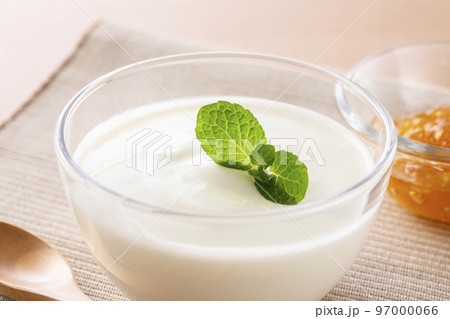 朝食にヨーグルトを食べる 朝食にヨーグルトを食べる 97000066