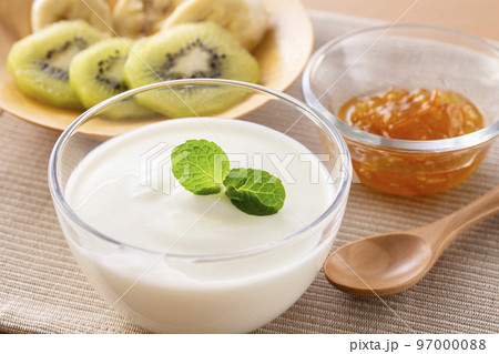朝食にヨーグルトを食べる 朝食にヨーグルトを食べる 97000088
