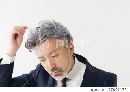 シルバーヘアのミドル男性 97001175