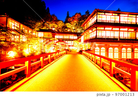 日本最古の温宿建築　四万温泉　積善館本館の夜景（群馬県中之条町） 97001213