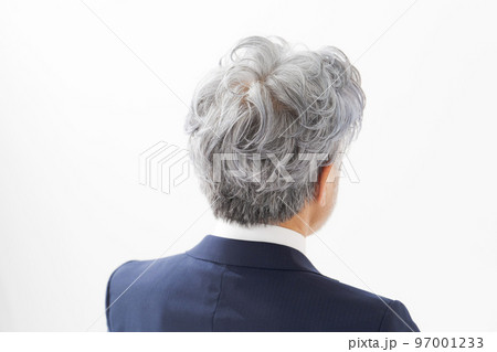 シルバーヘア男性の後ろ姿 シルバーヘア男性の後ろ姿 97001233