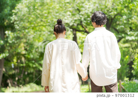 新緑の中を歩く男女2人 97001312