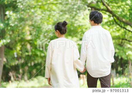 新緑の中を歩く男女2人 97001313