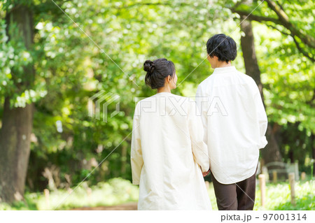 新緑の中を歩く男女2人 97001314