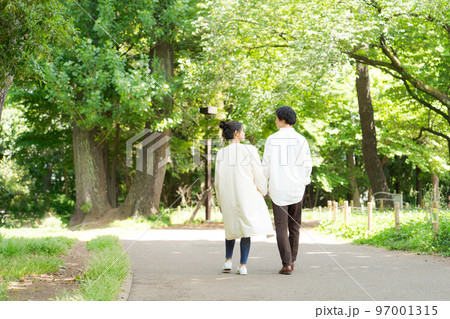 新緑の中を歩く男女2人 97001315