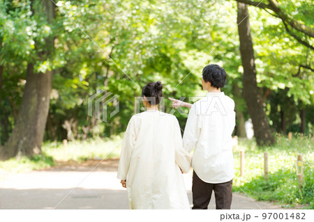 新緑の中を歩く男女2人 新緑の中を歩く男女2人 97001482