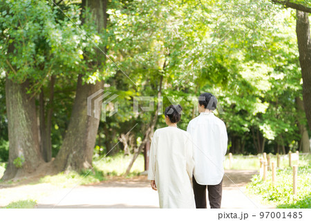 新緑の中を歩く男女2人 97001485