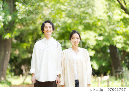 新緑の中に立つ男女2人 97001797