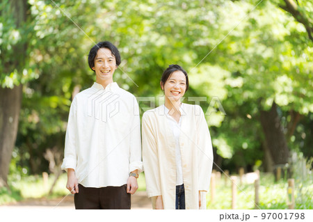 新緑の中に立つ男女2人 97001798