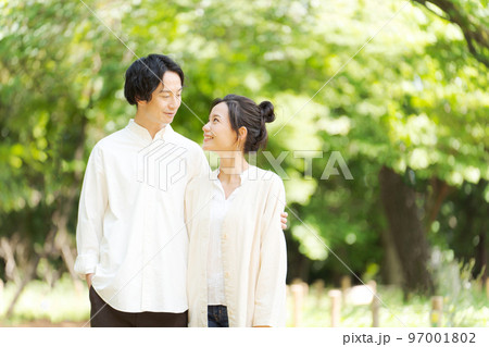 新緑の中に立つ男女2人 97001802