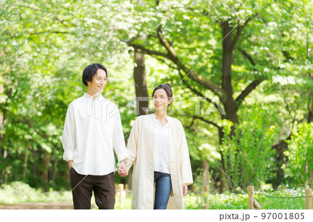 新緑の中に立つ男女2人 97001805
