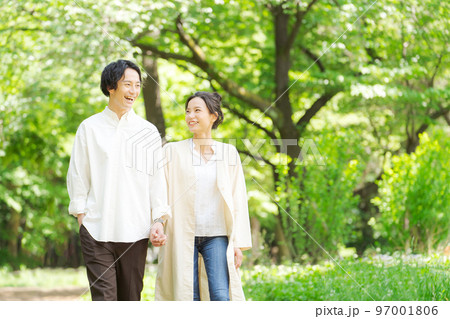 新緑の中に立つ男女2人 97001806