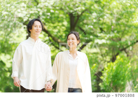 新緑の中に立つ男女2人 97001808