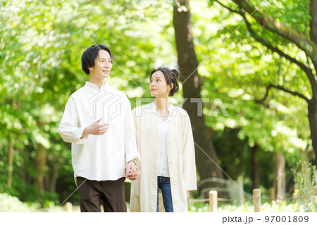 新緑の中に立つ男女2人 97001809