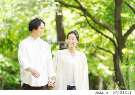 新緑の中に立つ男女2人 97001811