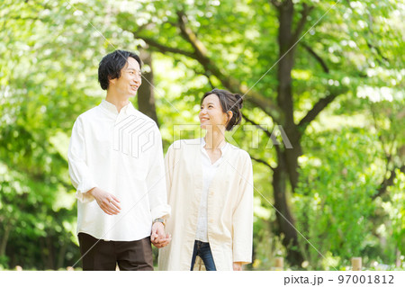 新緑の中に立つ男女2人 新緑の中に立つ男女2人 97001812