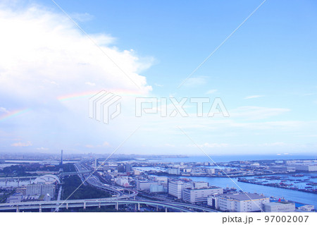 湾岸道路沿いの虹が見える風景 湾岸道路沿いの虹が見える風景 97002007