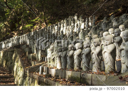 奉納された沢山の石仏【壷阪寺】奈良県高市郡 97002010