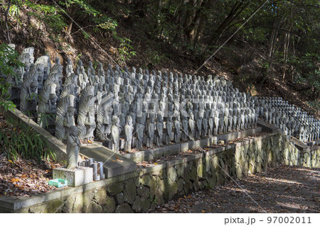 奉納された石仏群【壷阪寺】奈良県高市郡 97002011