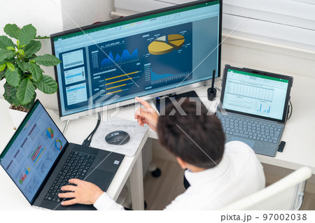 総務　経理　事務職　営業事務　マネジメントダッシュボード　表　グラフ　俯瞰　マルチディスプレイ 97002038