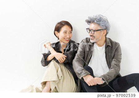 ミドル夫婦の私服ポートレート 97002539