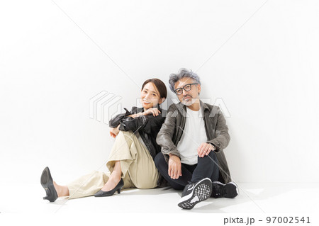 ミドル夫婦の私服ポートレート ミドル夫婦の私服ポートレート 97002541