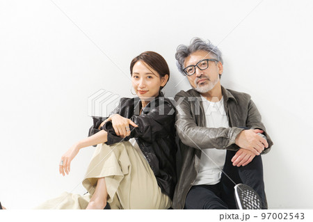 ミドル夫婦の私服ポートレート 97002543