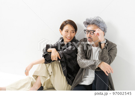 ミドル夫婦の私服ポートレート 97002545