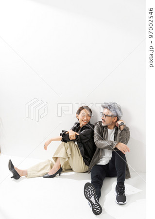 ミドル夫婦の私服ポートレート 97002546