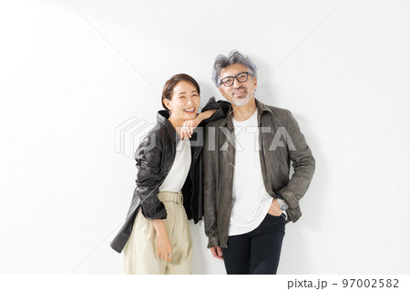 ミドル夫婦の私服ポートレート 97002582