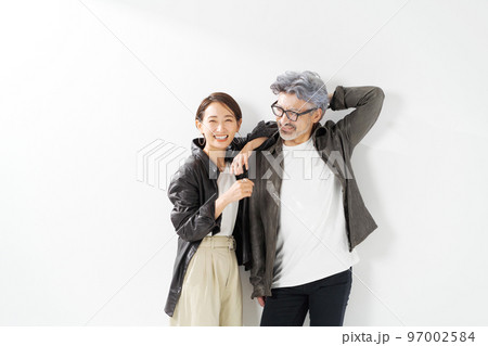 ミドル夫婦の私服ポートレート 97002584