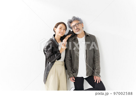 ミドル夫婦の私服ポートレート 97002588
