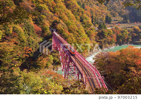 紅葉の黒部峡谷鉄道の鉄橋とトロッコ 紅葉の黒部峡谷鉄道の鉄橋とトロッコ 97003215