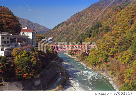 紅葉の黒部峡谷鉄道の鉄橋とトロッコと宇奈月温泉 紅葉の黒部峡谷鉄道の鉄橋とトロッコと宇奈月温泉 97003217