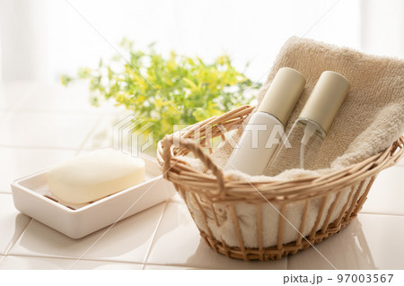 化粧水と乳液　スキンケアのイメージ素材 97003567