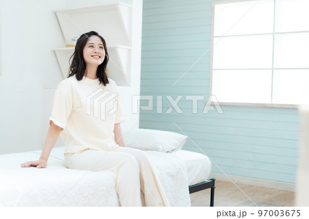 寝起きが爽快の若い女性 寝起きが爽快の若い女性 97003675