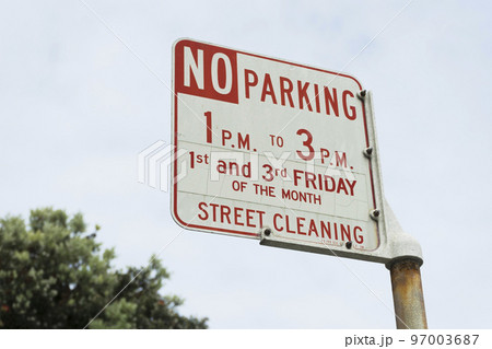 red no parking road sign on city street in...の写真素材 [97003687