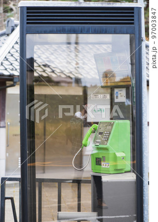 廃城跡の懐かしい電話ボックス 廃城跡の懐かしい電話ボックス 97003847
