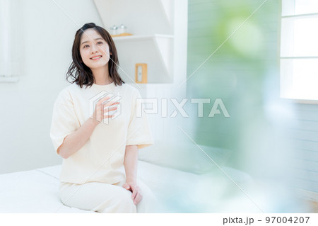 寝起きに水分補給する若い女性 寝起きに水分補給する若い女性 97004207