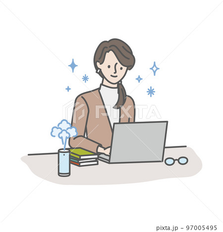 卓上加湿器を使って乾燥を防ぎながらデスクワークをする女性 97005495
