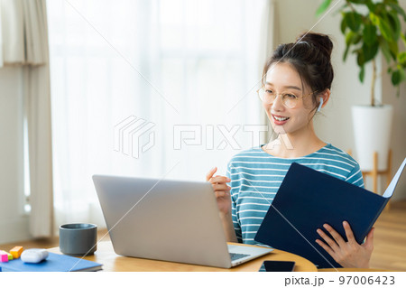 オンラインで通話する若い女性 オンラインで通話する若い女性 97006423