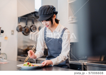 レストランのキッチンで働くスタッフ レストランのキッチンで働くスタッフ 97006608