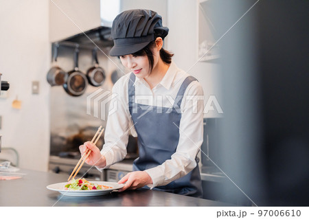 レストランのキッチンで働くスタッフ レストランのキッチンで働くスタッフ 97006610