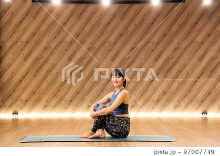 ヨガスタジオにて美人ヨガインストラクター、スポーツインストラクター、プライベートレッスン ヨガスタジオにて美人ヨガインストラクター、スポーツインストラクター、プライベートレッスン 97007739