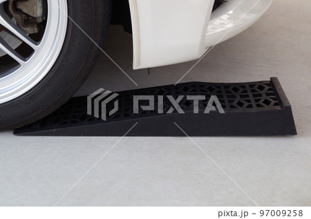 最低地上高の低い車両の下回りを点検する場合などに使用するラダーレールにタイヤを乗せようとしている構図 97009258