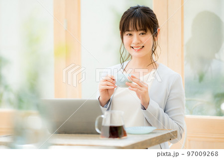 カフェでノマドワークする女性 カフェでノマドワークする女性 97009268